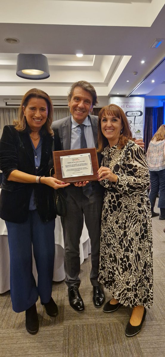 Amanda_DGIR's tweet photo. Ayer recogimos el Premio de la Fundación Ana de Paz a nuestra asociación por nuestro trabajo defendiendo la prudencia y buenas prácticas profesionales para preservar la salud de nuestros hijos e hijas. Muchas gracias a @NuriaCSopena y Luisa González del Ilustre Colegio de Médicos de Madrid @Icomem_Oficial por recoger el premio en nuestro nombre: las madres de Amanda estuvimos presentes pero muchas de nosotras no podemos dar la cara públicamente para proteger la relación con nuestros hijos. Gracias también a Celso Arango @CALDirector por su continuo apoyo y por supuesto a la @FunADP por este reconocimiento que nos da fuerzas para continuar nuestra lucha. Seguimos!!