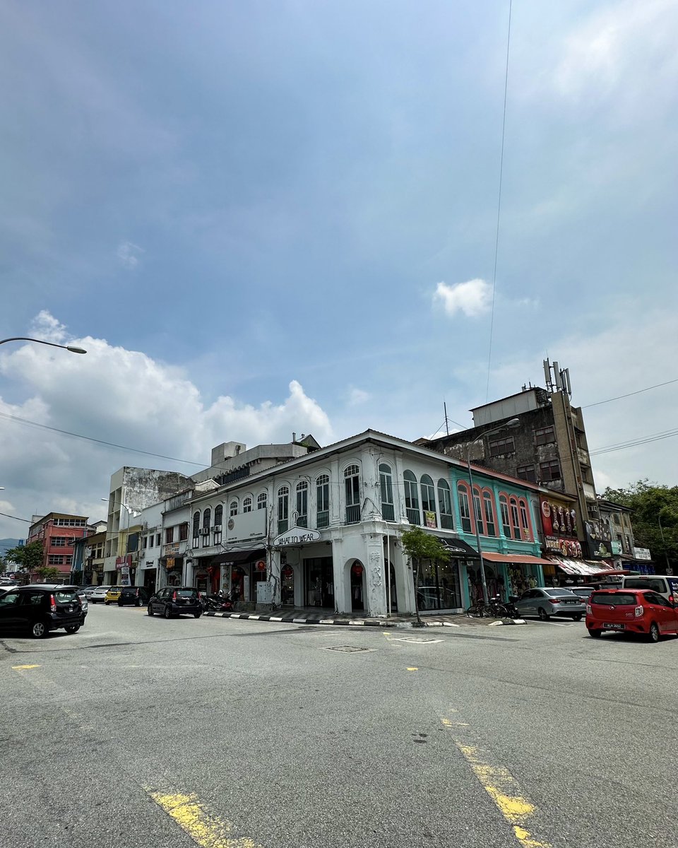 denimo_rrr's tweet image. I went to Ipoh-MY🇲🇾 last May. 
The city was picturesque &amp;amp; very clean. Oh, the food was superb! 🙌🏼 Ofc my fav was nasi lemak w/ sotong🦑 and nasi kandar chicken🤤👌🏼
Cobain deh mampir ke Ipoh kalo lagi jalan2 ke MY 👍🏼😎
#throwbackpic
