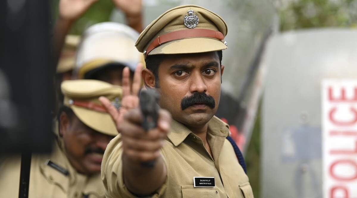 dsk_vignesh's tweet photo. தீரன் அதிகாரம் ஒன்று போல தரமான ஒரு மலையாள Investigation Thriller 🔥

🎬 #KuttavumShikshayum (2022) 

Genre : Crime Thriller 

📺 : Netflix

🔊 : Tamil 🚫 Malayalam ✅

கேரளாவில் நடந்த ஒரு உண்மை சம்பவம்... 

நம்ம ஹீரோ கேரளால ஒரு போலீஸ் ஸ்டேஷன் ல இன்ஸ்பெக்டரா இருக்காரு...

அவரோட circle ல உள்ள ஒரு நகைக்கடைல கொள்ளையர்கள் கைவரிசை காட்டிடுறாங்க... 

அப்படி கொள்ளையடிச்சவங்க யாருனு விசாரிச்சா அது வடமாநிலத்த சேர்ந்த கும்பல்...

இப்ப அந்த கும்பலை பிடிக்க நம்ம ஹீரோ தலைமைல ஒரு 5 பேர நியமிக்கிறாங்க... 

இப்போ இந்த 5 பேர் அந்த கும்பலை கைது பண்ணாங்களா இல்லையா என்பதே படத்தின் கதை... 

இது தீரன் போல கதைக்களம் கொண்ட படம் தான்... அதுக்காக அதே போலவே இருக்கும் னு நெனைக்க வேண்டாம்... 

இது அந்த படத்தை விட ரொம்ப நல்லாவே detailing பண்ணிருப்பாங்க... 

மேலும் மலையாள படங்களுக்கே உண்டான அந்த Slow இருக்கும்... 

படம் Slow வாக போனாலுமே அந்த பரபரப்பு இருந்துக்கொண்டே இருக்கும்... 

அந்த 5 பேரா நடிச்சவங்களோட Performance 👌🏼... அதிலும் குறிப்பா ஆசிப் அலி ஓட நடிப்பு பயங்கரம்...

ஒரு Crime Investigation அப்படினா இப்படி தா இருக்கும் னு தத்ரூபமா காமிச்சிருப்பாங்க... 🔥

மலையாளம் ஸ்டைல் ல ஒரு தீரன் படம் பாக்கணும் னா உடனே போய் பாருங்க... 

பொறுமையா போகும் ஆனா கண்டிப்பா பிடிக்கும்.... 

💥 Must Watch 💥

⭐ - (3.25/5) 

Link in Bio 👆🏼

@Nandhan_Talkz @tamilhollywood2 @dineshDj_ @Just__Cinema @aaradhana_gowri @TargaryenVamsam @mayirepochu1 @mohamedyazerm @rajmohan2blue @vanhelsing1313 @TalkiesFriday @nusrabindnousha @CineversalS @peru_vaikkala @innocent_boy_sk 
@HollywoodTamil0 @itz_Ytr @cinemaniac26 @Mr_Nobody_das @Moviepatti @nameissoni @everymovieplug @itzselfieselva @KarasingamAc @2everythinghere @nikhilpoojary01 @cinemaniac26 @sanjeevarunb @AjayRenald @MilanBarsopia @24thCS @Karthick_45 @Karthi_Genelia @shivtweetzz @surestwitz @_makeanoffer @SivaDas45 @Ireen722
