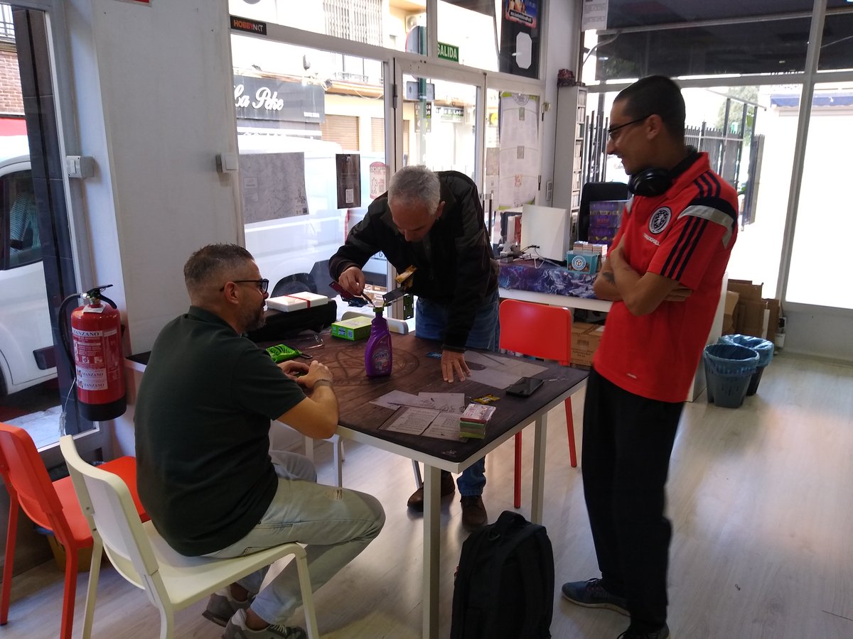 bazar_iglesias's tweet photo. Cards vs Gravity es un juego de habilidad que se juega ¡sobre una botella! Si estás buscando algo original y te gustan los juegos donde el pulso es crucial ¡podría encajarte! https://t.co/Zarl5woQUZ