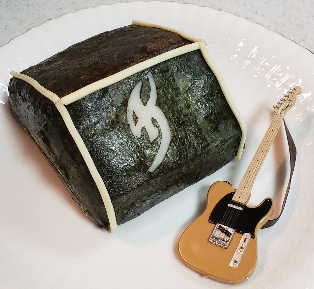 ヒムコロガシおにぎり2024🍙
with テレキャス🎸
(ギターは食べられません😂)

具は焼き鮭🐟
コロガシのフチはスライスチーズ🧀
Kロゴをカットし
かまぼこをスライスして挟みました🤗

イメージはヒムロックのシングル
SQUALLのMVです🎤🎸
Baby～♬.*ﾟ

 #OnigiriAction  #氷室京介