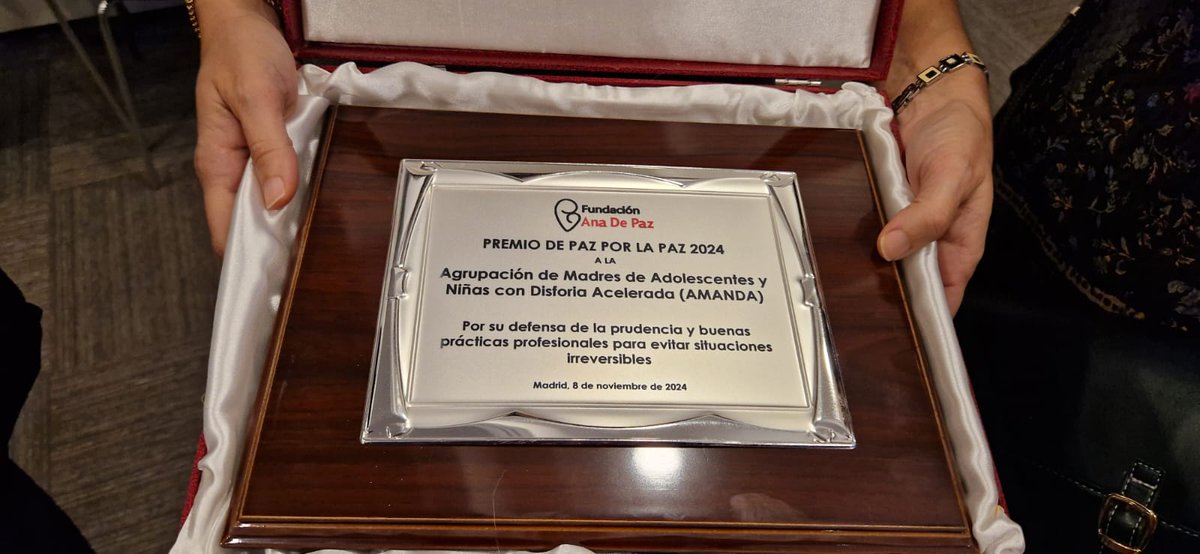 Ayer recogimos el Premio de la Fundación Ana de Paz a nuestra asociación por nuestro trabajo defendiendo la prudencia y buenas prácticas profesionales para preservar la salud de nuestros hijos e hijas. Muchas gracias a <a href="/NuriaCSopena/">Nuria Coronado</a> y Luisa González del Ilustre Colegio de Médicos