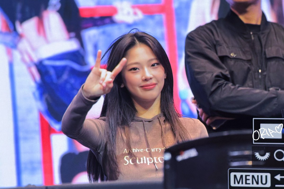 ForeverRoseanne's tweet photo. During their fan sign event, Babymonster's Ruka performed some dance moves from APT.'s choreography by Rosé and Bruno Mars 😇💞
#APT6thWin
#ROSÉ_BRUNO_APT #ROSÉ https://t.co/SoLwmw2d1v