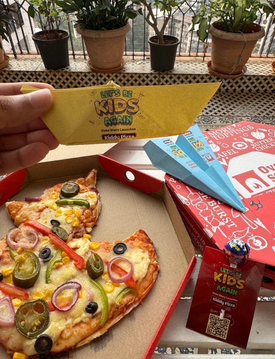 chaktiman's tweet photo. Canโt remember the last time a brand made me smile like this! @oven_story star, duck and unicorn shaped pizzas and these DIY paper planes and boats took me down the memory lane. Missing those carefree days...
#letsbekidsagain #childrensday https://t.co/ZoLm0AtVoP