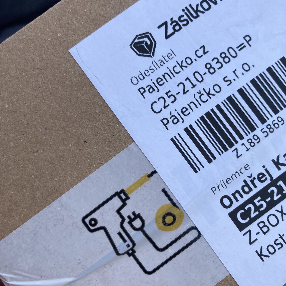 Včera dopoledne jsem objednal <a href="/pajenicko/">Pájeníčko</a> a dneska dopoledne bylo v Z-Boxu?! Co to je za černou magii?