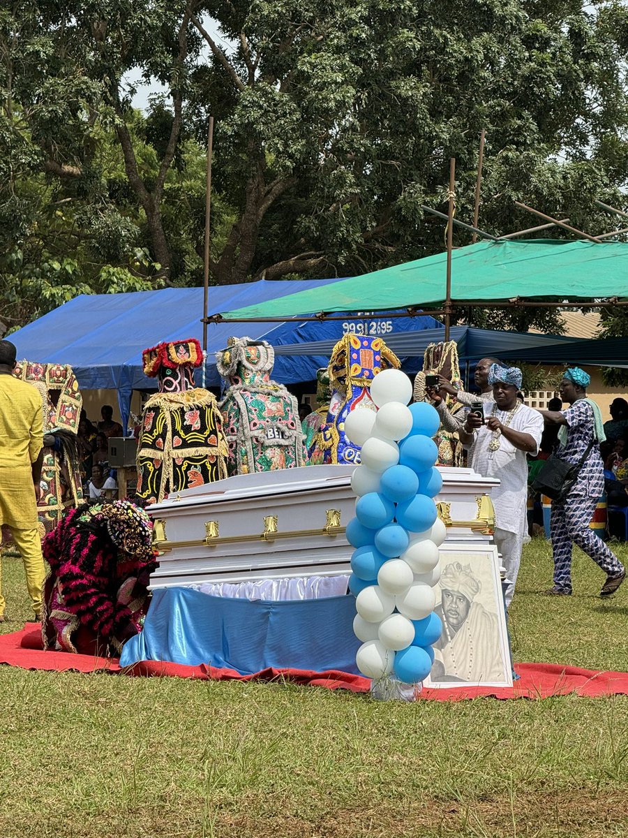 loiclawson1's tweet photo. #Vogan j’ai tenu à aller rendre un dernier hommage à l’aîné et patron #TogbuiAssioboAugustin dit Tingo Tingo. Il a créé et dirigé un journal qui a été l’un des meilleurs dans les années 1990 jusqu’à 2010. C’est pas rien. Va en paix #Togbui. #Améwuga #Agbétolévévédé https://t.co/DVkokAlGgL