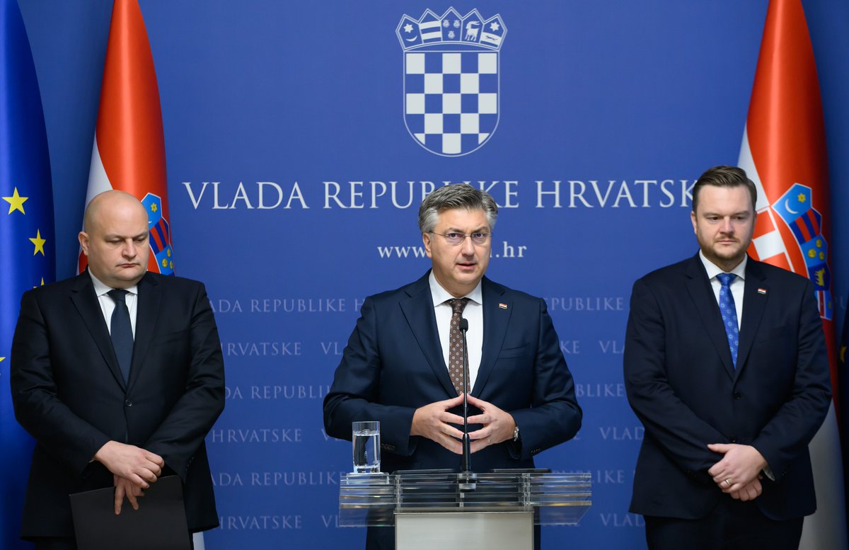 PVRH <a href="/AndrejPlenkovic/">Andrej Plenković</a> o ocjeni <a href="/moodysratings/">Moody's Ratings</a>: U nešto manje od tri mjeseca sve 3️⃣ svjetske rejting agencije povećale su nam kreditni rejting  i uvrstile 🇭🇷 u 🅰️ kategoriju. Ovime smo ispunili strateški cilj iz programa #VladaRH.

🔗 tinyurl.com/bdhn2k8c