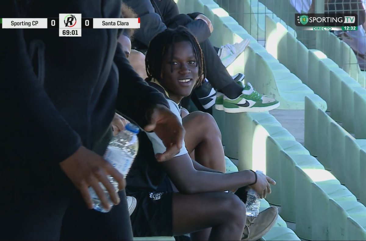 Geovany Quenda na bancada a ver os #Sub23SCP 💚