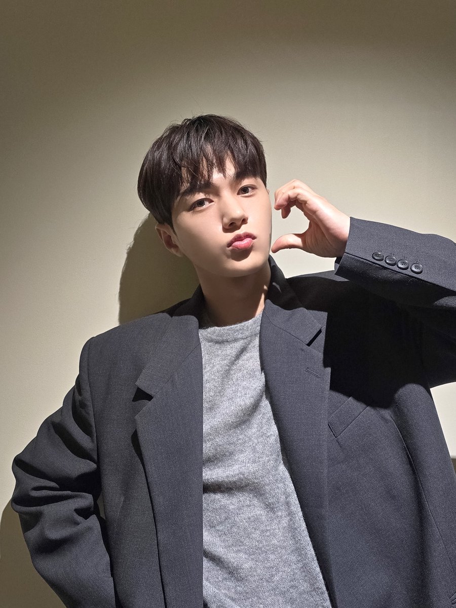 LKMS_official's tweet photo. [📷] HANGZHOU SIGNING EVENT

오늘도 항저우에서 사랑 가득 받은 슈스 묭🌟
함께해주신 오브&amp;인스피릿 감사합니다🖤

#김명수 #KIMMYUNGSOO #엘 #L
#LOVE_FOR_EVERY_BEAT https://t.co/TJnK4df3Fl