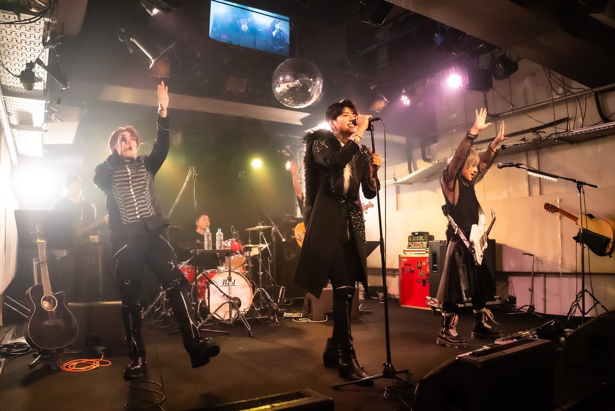 z_xy_official's tweet image. 11月9日(土)
【Z LIVEPARTY vol.12 -ANNIVERSARY ONEMAN-】

本日はZ 1周年ライブにご来場頂き、誠にありがとうございました🙏
1年を経て、Zの成長を感じつつ楽しんでいただけましたか？
これからもZの応援をよろしくお願い致します🙇

#z #anniversary #oneman #1周年 #ビーイング