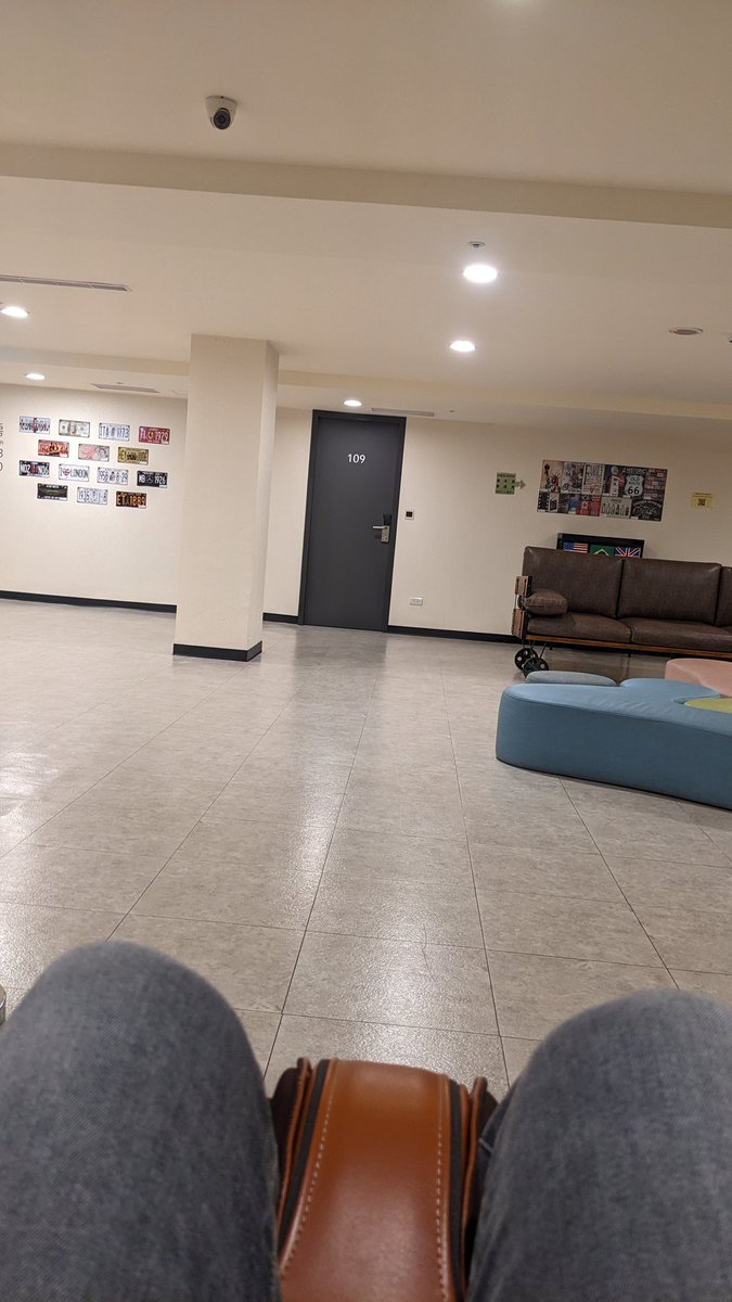 台北這週末房價實在很貴啊🥹🥹
最後住了間類似青年旅館的住宿
免費的按摩椅挺不錯的👍👍