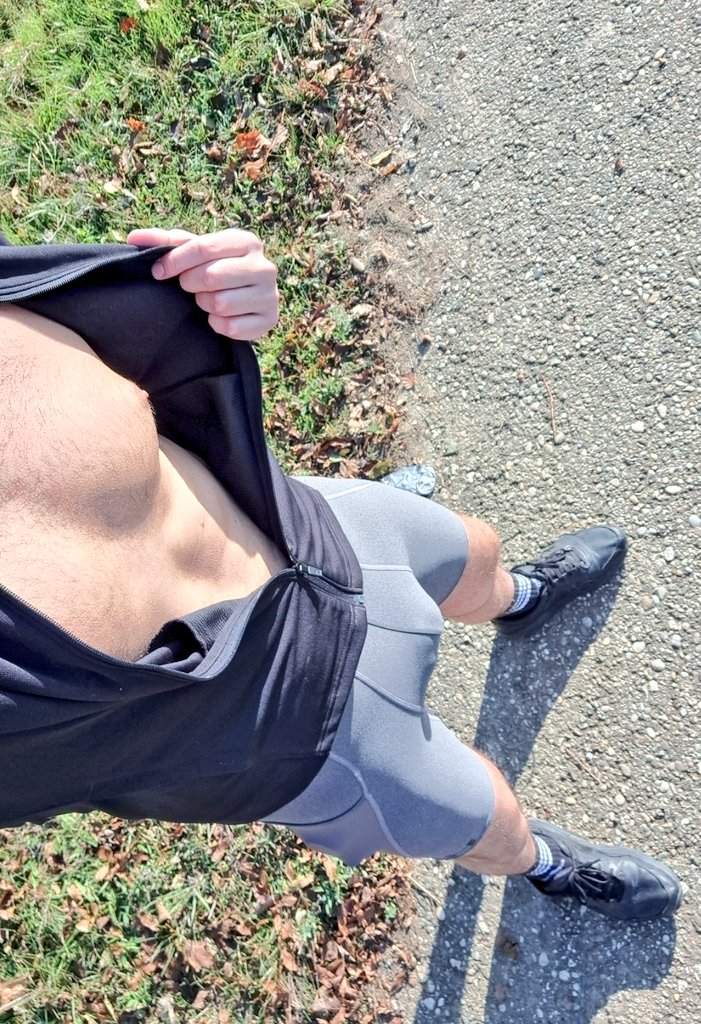 Aman71202929Mj's tweet photo. #run #bulge #lycra #public 😋 https://t.co/IONqprwIWU