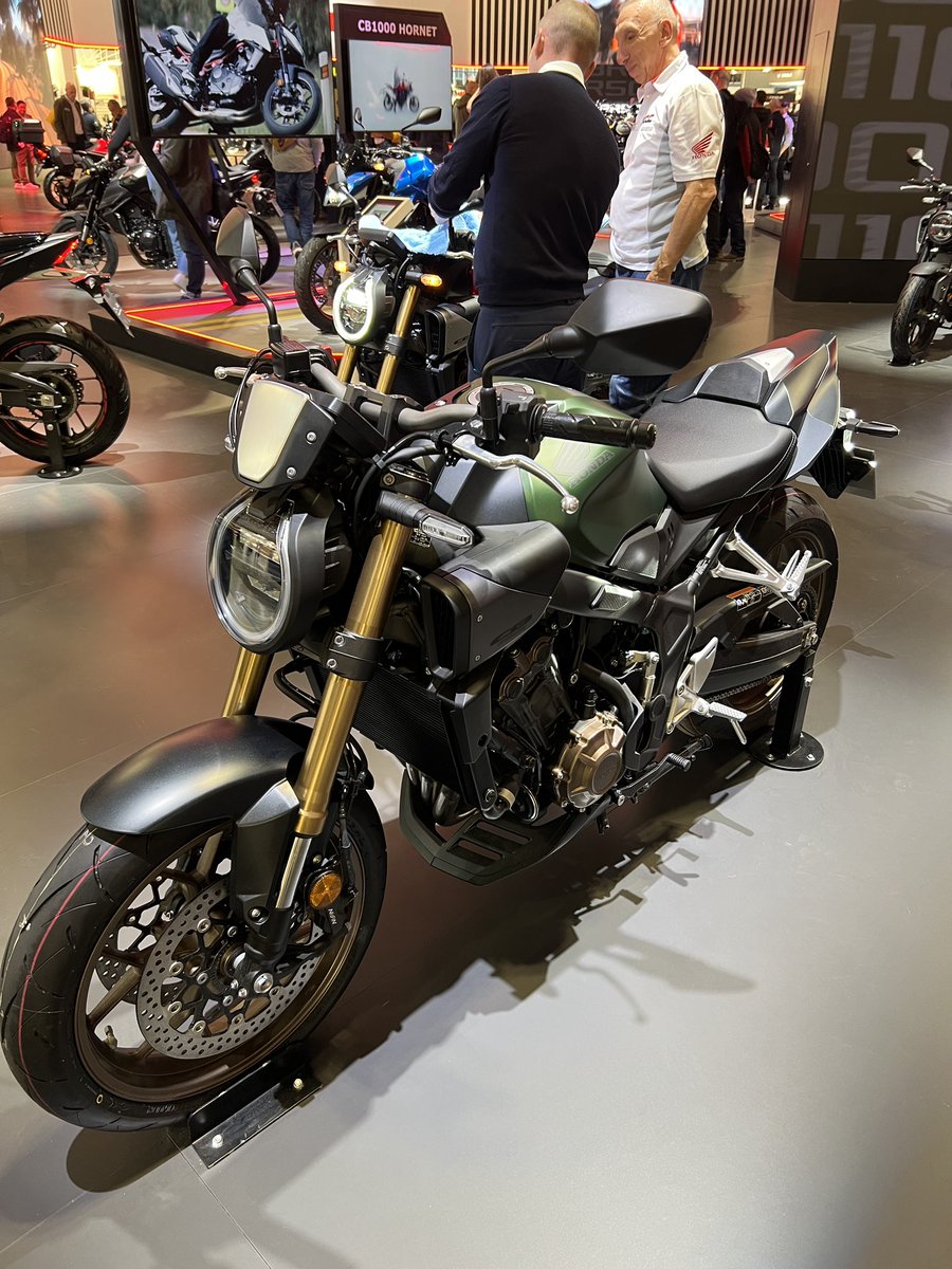 DobleHonda's tweet photo. One of last year’s big unveilings here at #Eicma was the #Honda #CB650 and #CBR650R with the new and innovative #eClutch. It’s still as popular as ever here on the stand and we’re likely to see it on other models in years to come.

#DobleMotorcyclesOnTourEicma2024 https://t.co/f8iUfgtxrA