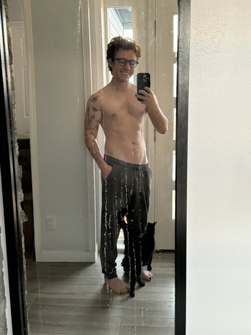Good morning blurry waterfall mirror selfie https://t.co/IBk7XXc1L1