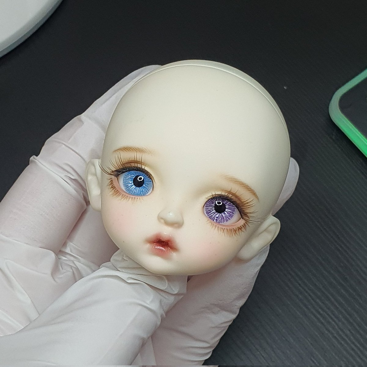 디자인은 심플하게 검은동공 글리터없음 사양으로..! 😚

컨디션 안좋은 상태에서 작업 강행했더니 돔형태 불량 발생했지 모예요.. ㅜㅜ
평소에 시도하지 않은 새로운 기법으로 제작해서 착용샷까지 올려봅니다 ☺️💕