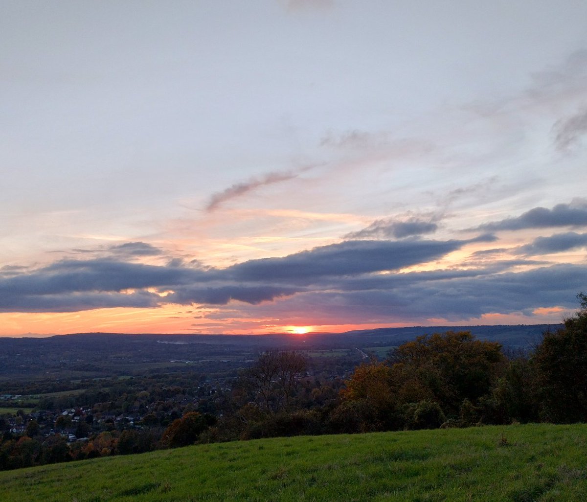 georgiebowden's tweet photo. Sun setting on Sunday 27th October....it's been grey since. Appreciate those #sunsets when you're lucky enough to see them! https://t.co/VpVxxRKZSY