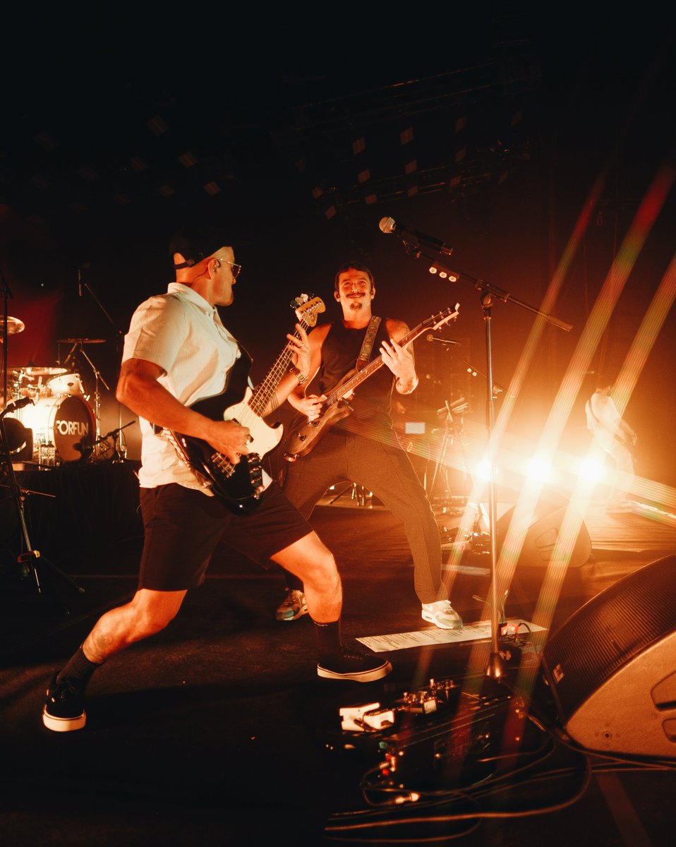 ForfunOficial's tweet photo. Nove anos depois, no mesmo palco onde nos despedimos em Porto Alegre, a gente se encontrou de novo. Que privilégio viver esse momento com vocês! Agradecemos a geral que esgotou os ingressos, cantou, dançou e se divertiu com a gente. 🩵

Agora é contagem regressiva… faltam só dois! Próxima parada: São Paulo! #TurnêNÓS

📸 @cesinha