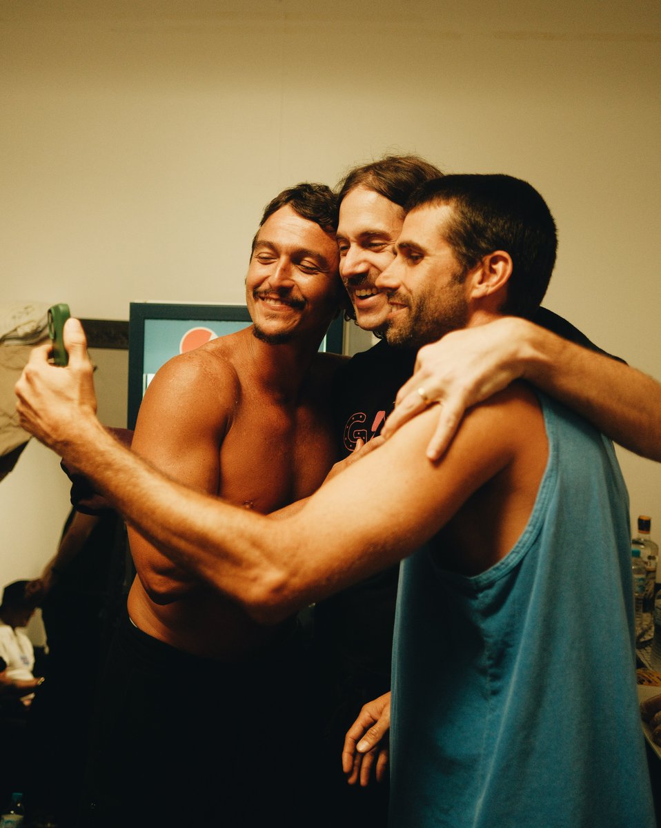 ForfunOficial's tweet photo. Nove anos depois, no mesmo palco onde nos despedimos em Porto Alegre, a gente se encontrou de novo. Que privilégio viver esse momento com vocês! Agradecemos a geral que esgotou os ingressos, cantou, dançou e se divertiu com a gente. 🩵

Agora é contagem regressiva… faltam só dois! Próxima parada: São Paulo! #TurnêNÓS

📸 @cesinha