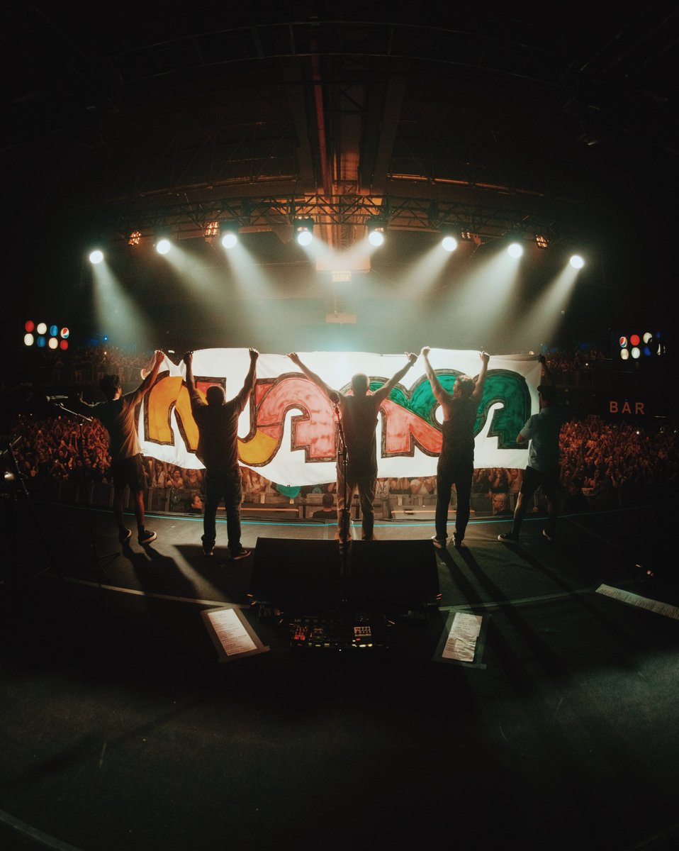ForfunOficial's tweet photo. Nove anos depois, no mesmo palco onde nos despedimos em Porto Alegre, a gente se encontrou de novo. Que privilégio viver esse momento com vocês! Agradecemos a geral que esgotou os ingressos, cantou, dançou e se divertiu com a gente. 🩵

Agora é contagem regressiva… faltam só dois! Próxima parada: São Paulo! #TurnêNÓS

📸 @cesinha