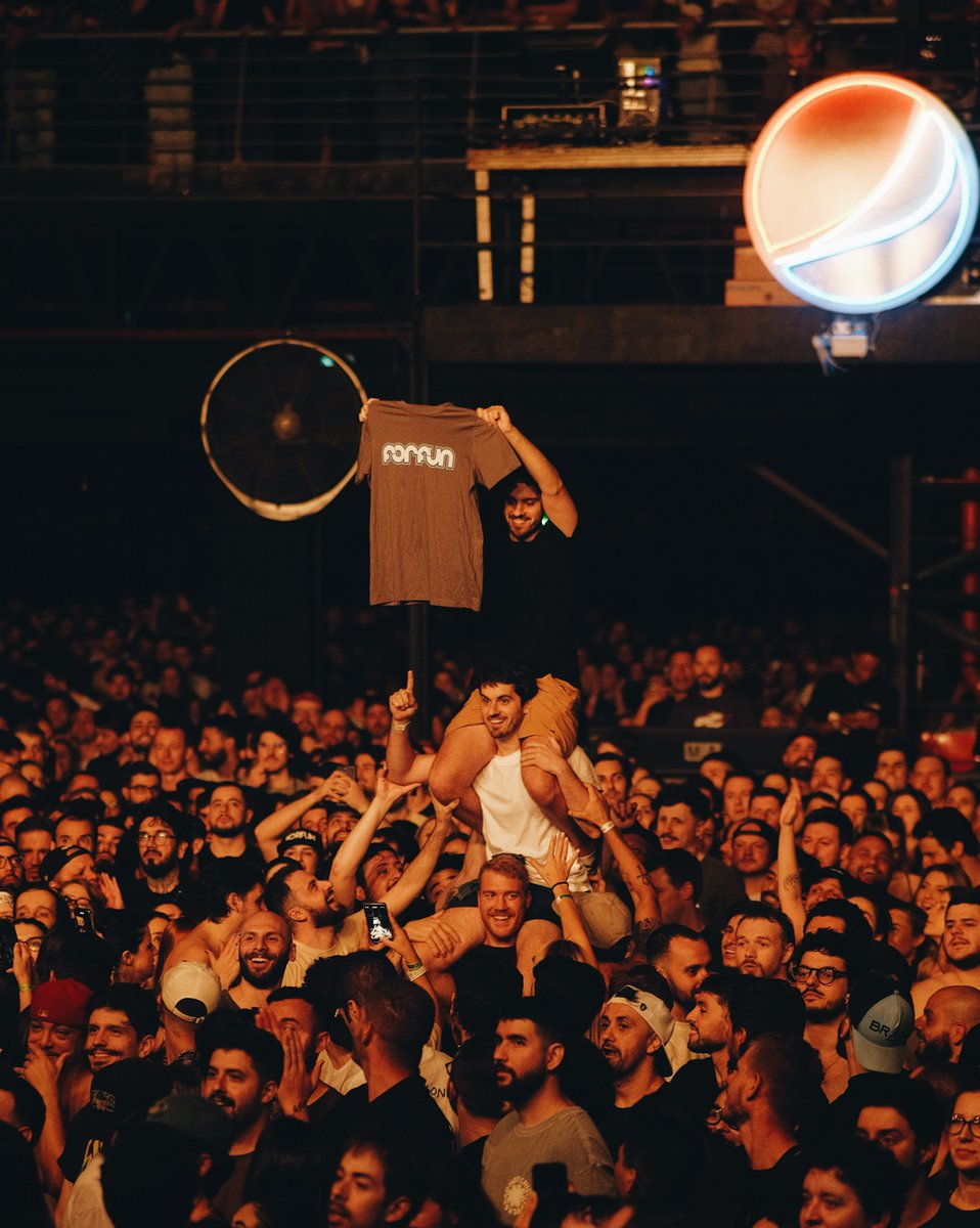 ForfunOficial's tweet photo. Nove anos depois, no mesmo palco onde nos despedimos em Porto Alegre, a gente se encontrou de novo. Que privilégio viver esse momento com vocês! Agradecemos a geral que esgotou os ingressos, cantou, dançou e se divertiu com a gente. 🩵

Agora é contagem regressiva… faltam só dois! Próxima parada: São Paulo! #TurnêNÓS

📸 @cesinha