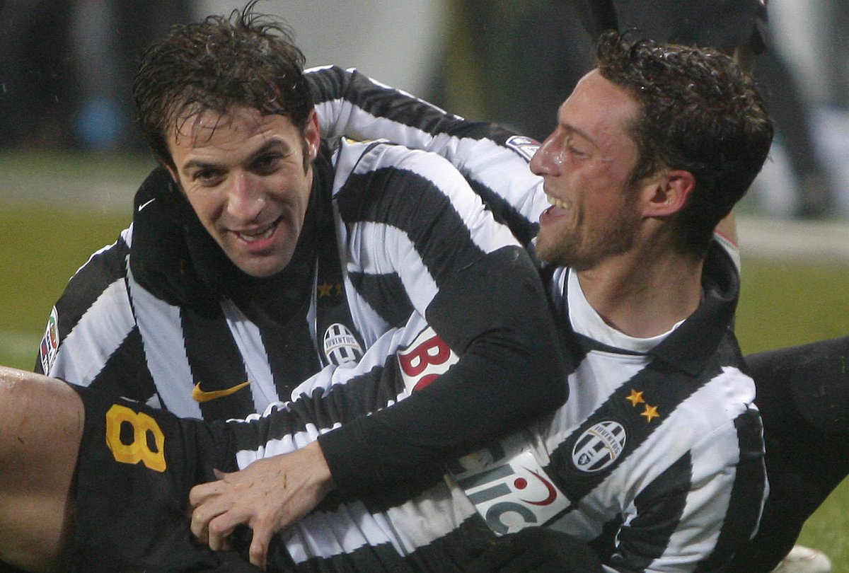 Claudio Marchisio (@clamarchisio8) on Twitter photo Da bambino sognavo davanti al tuo poster, poi ho avuto la fortuna di allenarmi al tuo fianco e vivere l'emozione del primo gol in Serie A grazie a un tuo assist. Sei stato il mio eroe, il mio capitano, un esempio e un grande amico.
Buon compleanno <a href="/delpieroale/">Alessandro Del Piero</a> 🤍🖤 Da bambino sognavo davanti al tuo poster, poi ho avuto la fortuna di allenarmi al tuo fianco e vivere l'emozione del primo gol in Serie A grazie a un tuo assist. Sei stato il mio eroe, il mio capitano, un esempio e un grande amico.
Buon compleanno <a href="/delpieroale/">Alessandro Del Piero</a> 🤍🖤