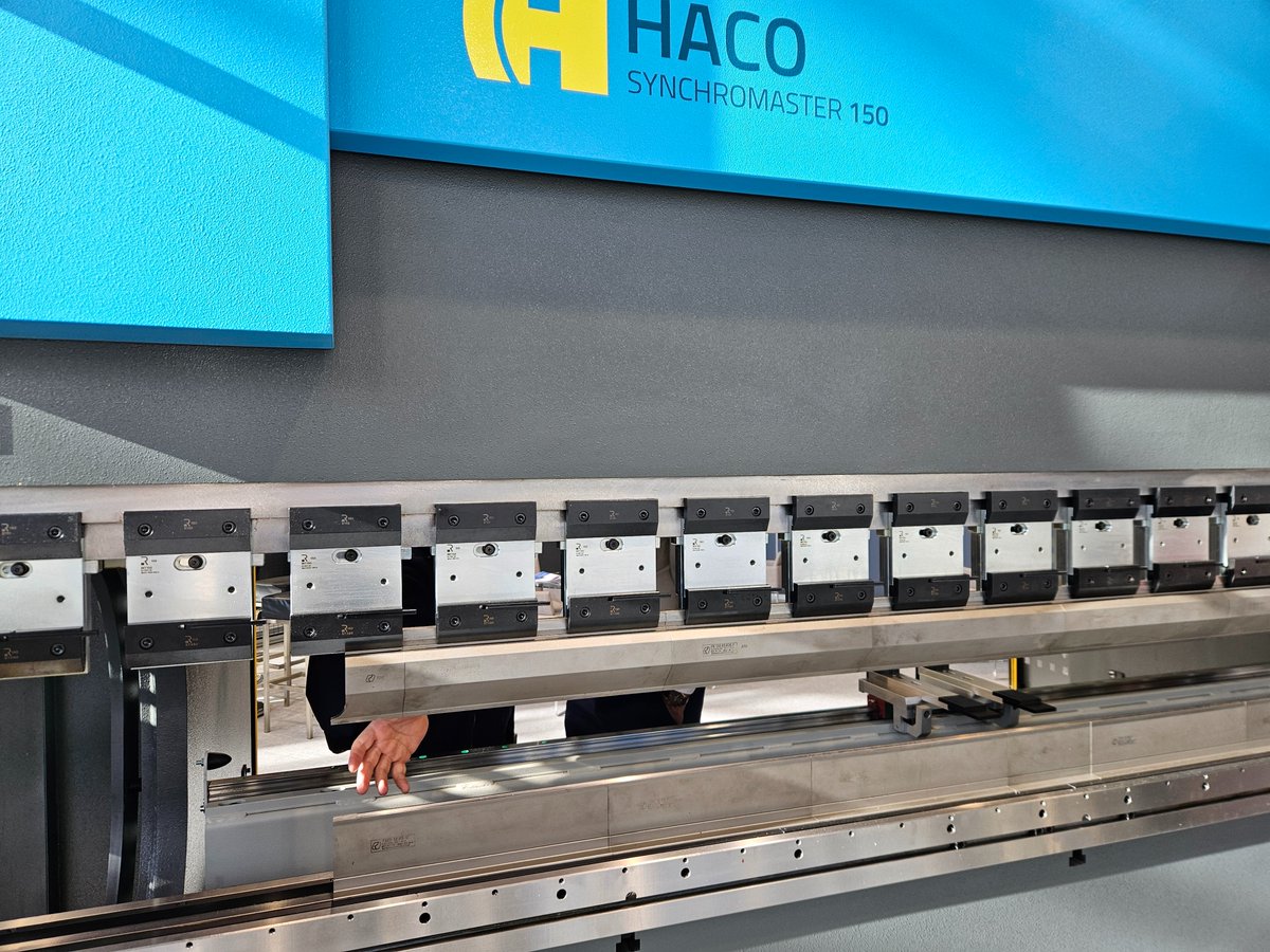 SM_TECH's tweet photo. Rolleri press brake tools mounted on various press brakes at the stands of several press brake manufacturers at the recent EuroBlech 2024 exhibition in Hanover  
 #sculeabkant #rolleri #pressbraketools #sheetmetal #smtechsrl #euroblech #euroblech2024 https://t.co/dSGD2bf4VH
