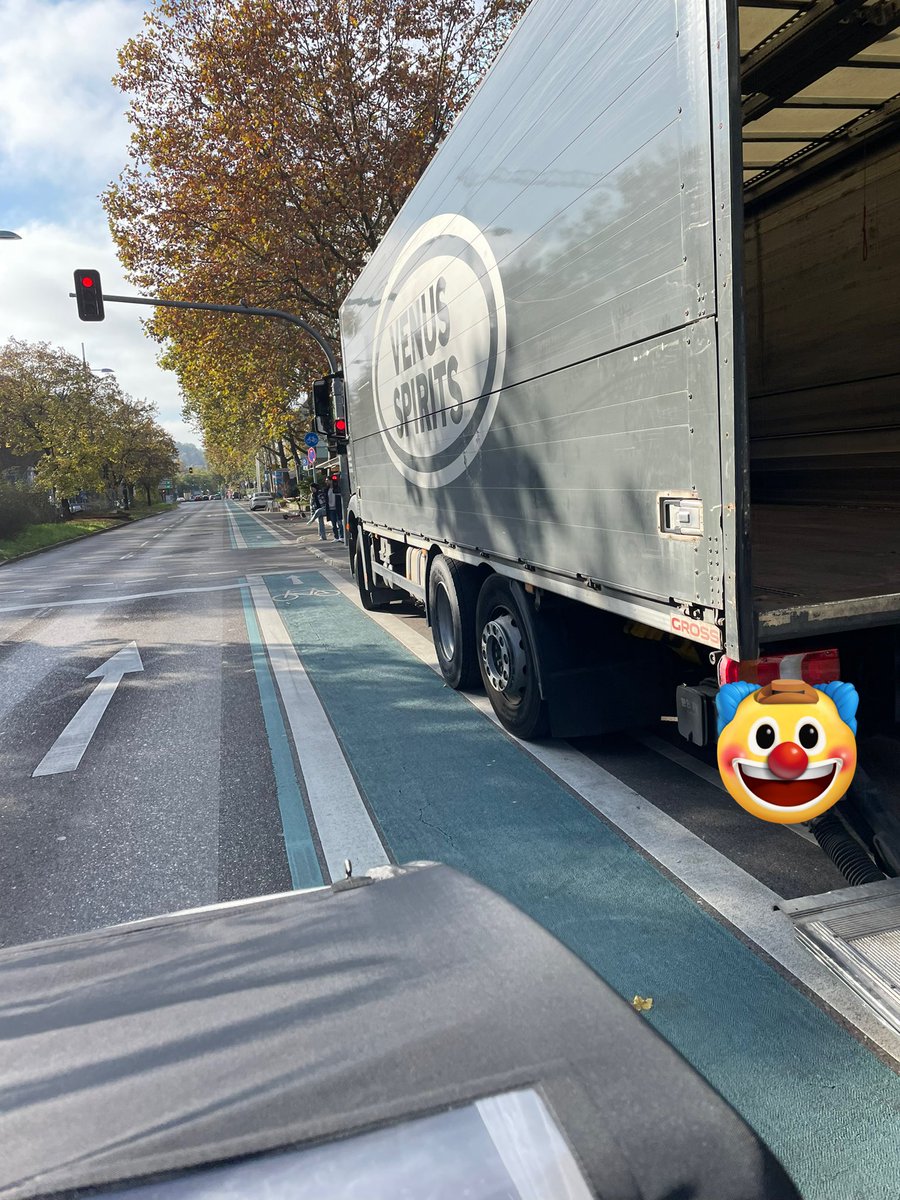 Karni_82's tweet photo. @adfc Parken in #Stuttgart - für Venus Spirits mal wieder stabil asozial 👌🏾 Radfahren dadurch maximal gefährlich mit den Kids. Danke für
Nichts @stuttgart_stadt &amp; @PP_Stuttgart 👉🏾 ist ja exakt gegenüber von euch https://t.co/HnDaxJfosZ