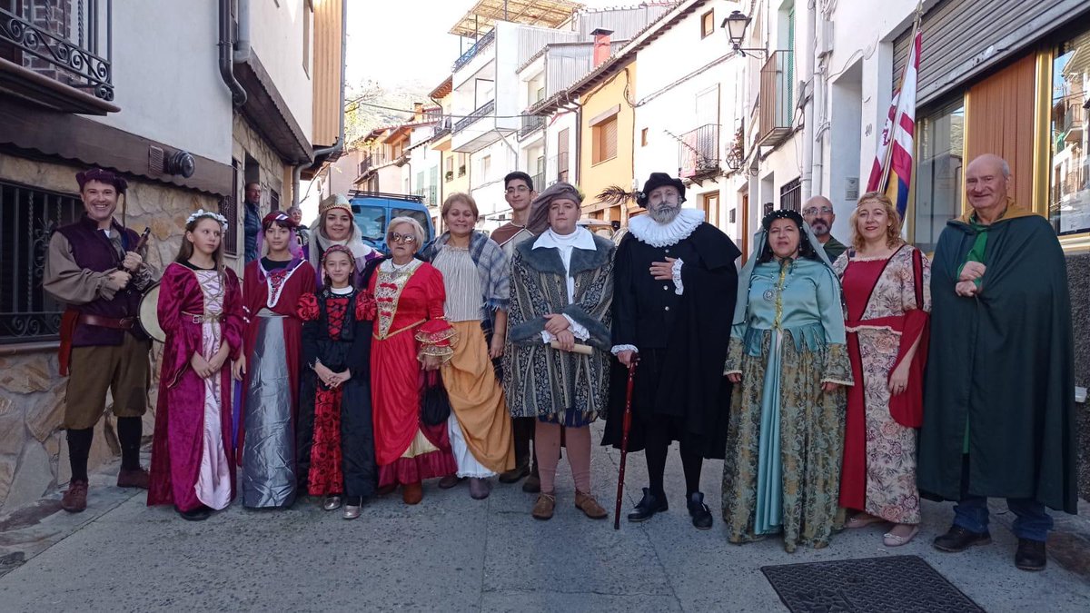 CAROLUSVEMPEROR's tweet photo. Tornavacas 💚🤍🖤recibe al emperador Carlos V 🫅 en un día soleado que invita a disfrutar de las actividades preparadas para celebrar su paso por la villa. ¡Acércate si puedes! Todavía quedan horas por delante para vivirlas con intensidad! 

#ItineraCarolusV https://t.co/O2EKx6ZUcE
