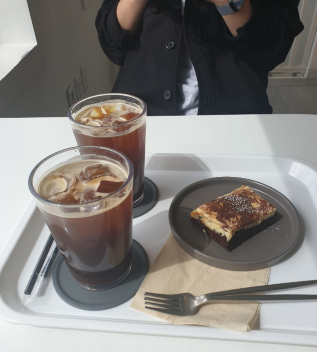 Koreanteacher1's tweet photo. Pioneers spending time at a café with beautiful scenery and paying with #Pi.
#Pi #PiNetwork #Picoins #Picafe #파이 #파이코인 #파이카페 #파이매장 #순천의계절카페 #Pipapa #파이파파 https://t.co/lLmweCSmb6