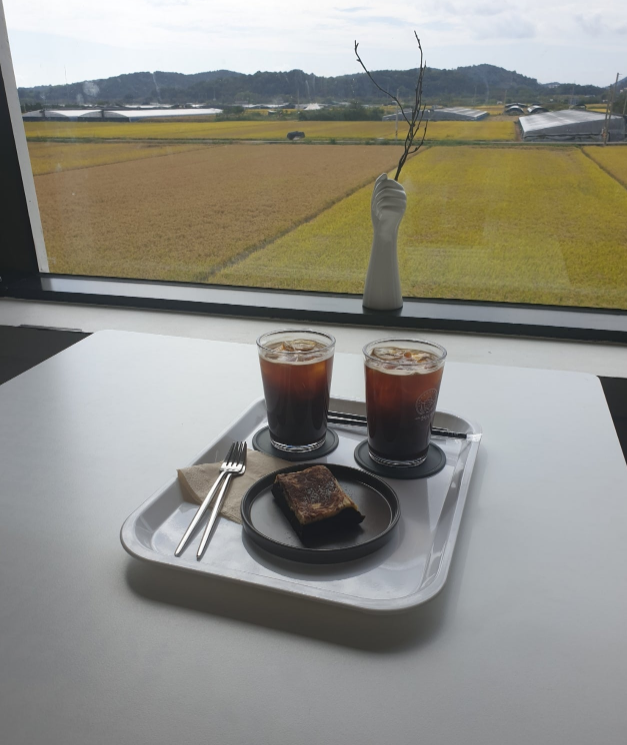 Koreanteacher1's tweet photo. Pioneers spending time at a café with beautiful scenery and paying with #Pi.
#Pi #PiNetwork #Picoins #Picafe #파이 #파이코인 #파이카페 #파이매장 #순천의계절카페 #Pipapa #파이파파 https://t.co/lLmweCSmb6