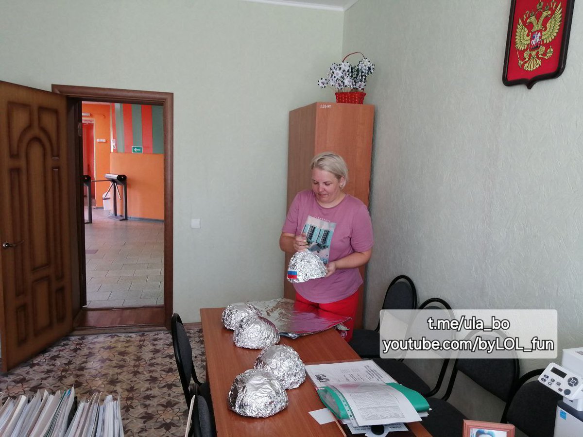 oldLentach's tweet photo. Российские учителя в рамках патриотической акции «Шлем отечества изготовили шапочки из фольги для демонстрации готовности к защите от облучения спутниками НАТО. Это был пранк Владислава Бохана.

Акционист вновь разослал по школам центральной России требование от имени «Единой России» провести патриотическую акцию. На него откликнулись семь школ: МКОУ Бобровский образовательный центр «Лидер», Крикшанская СШ №3, Колодезянская СОШ, Нововоронежская СОШ №1, Архангельская СОШ, а также Байчуровская и Никольская СОШ.

Ранее Бохан в рамках похожих акций убедил учителей составлять списки для отправки школьников на перевоспитание в лагеря, молиться на иконы Бандеры и Тихановской, проводить патриотическую акцию под слоганом «Один народ, одна нация, один праVитель» в рамках программы «Единой России» «Труд освобождает» и бессмысленно бегать.