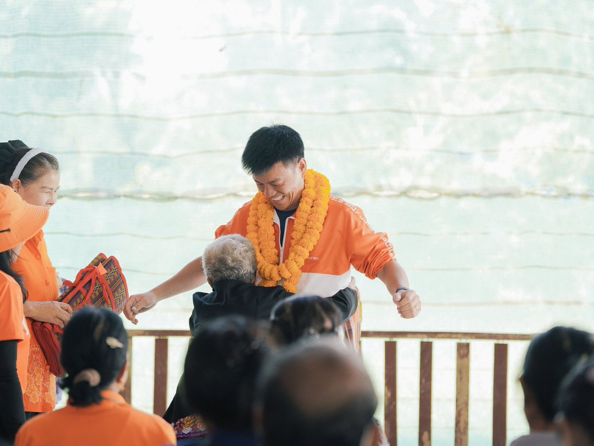 teng_pple's tweet photo. “ตรงไปตรงมา” คือ ปณิธานที่พวกเราพรรคประชาชนยึดถือ ไม่ต่างจาก คุณ คณิศร ขุริรัง ผู้สมัครนายก อบจ. จากพรรคประชาชน เบอร์ 1 ครับ  
.
จากวันนี้จนถึงวันเลือกตั้ง 24 พฤศจิกายน เหลือเวลาอีก 15 วันเท่านั้น และผมเชื่อว่าวันที่ 24 นี้พี่น้องชาวอุดรจะแสดงพลังออกมาใช้สิทธิกัน เพราะเราคือเจ้าของอำนาจที่แท้จริง และผมเชื่อว่าคำตอบมันอยู่ในใจทุกท่าน  ไม่ว่าพวกเราจะถูกทุบทำลายสักกี่ครั้ง ทุกคนยังยืนหยัดเคียงข้างเดินทางไปกับเรา