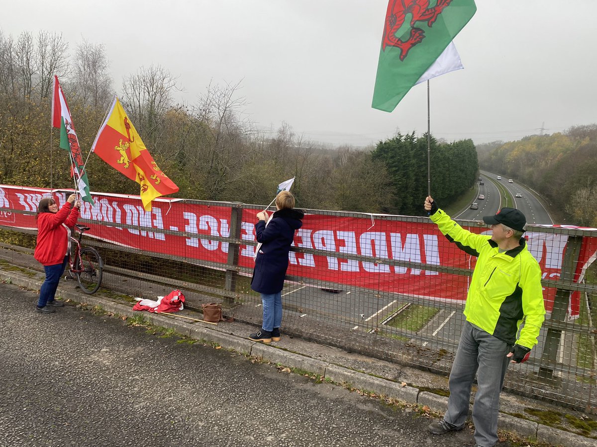 Thank you to our supporters who turned out this morning for <a href="/YesCymru/">YesCymru</a> Banners on Bridges over the A469 Llanbradach / Ystrad Mynach bypass.  
#annibyniaeth 
#indywales