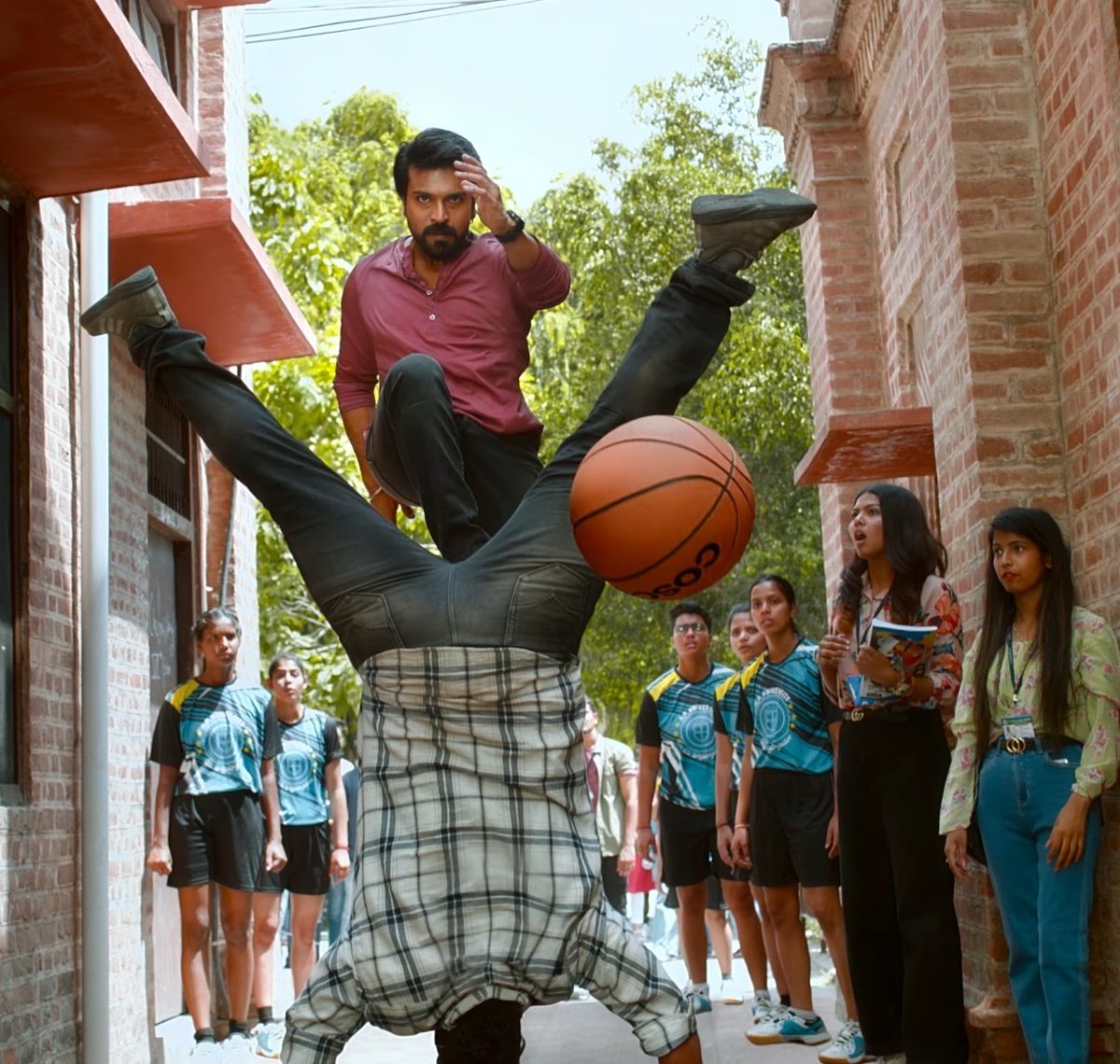 AdityaforNTR_'s tweet photo. Ee Shot ayithey Masterpiece anthey...
Shankar's Mark Taking...Uppal Range Elevation For Global Star 🥵🥵
#RamCharan #GameChagerTeaser https://t.co/BavspHvdk6