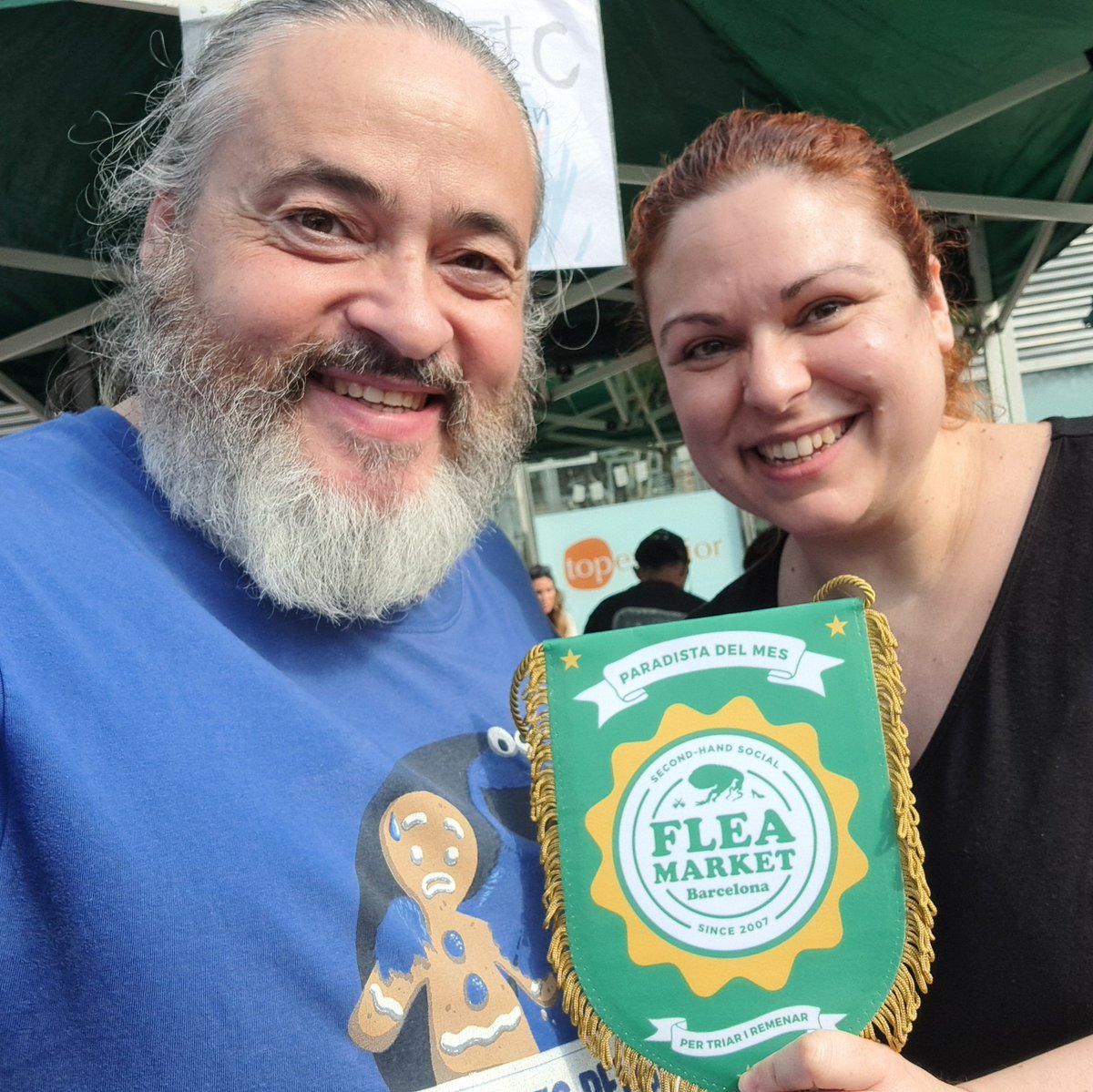 Nos han dado el premio a la parada más original y estamos con una emoción que parecemos críos. Tsunami de serotonina.
<a href="/fleamarketbcn/">💚 𝗙𝗟𝗘𝗔 𝗠𝗔𝗥𝗞𝗘𝗧 𝗕𝗔𝗥𝗖𝗘𝗟𝗢𝗡𝗔 💚</a> #JuegosDeMesa #SegundaMano #Sostenibilidad #Mercadillo