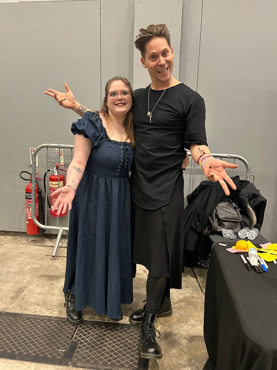 KayTheOutlaw's tweet photo. Guys🥺😭

This is the clearest video I have of Neil receiving his scrapbook. He told me to thank everyone who got involved❤️ https://t.co/EqYHSD9tOT