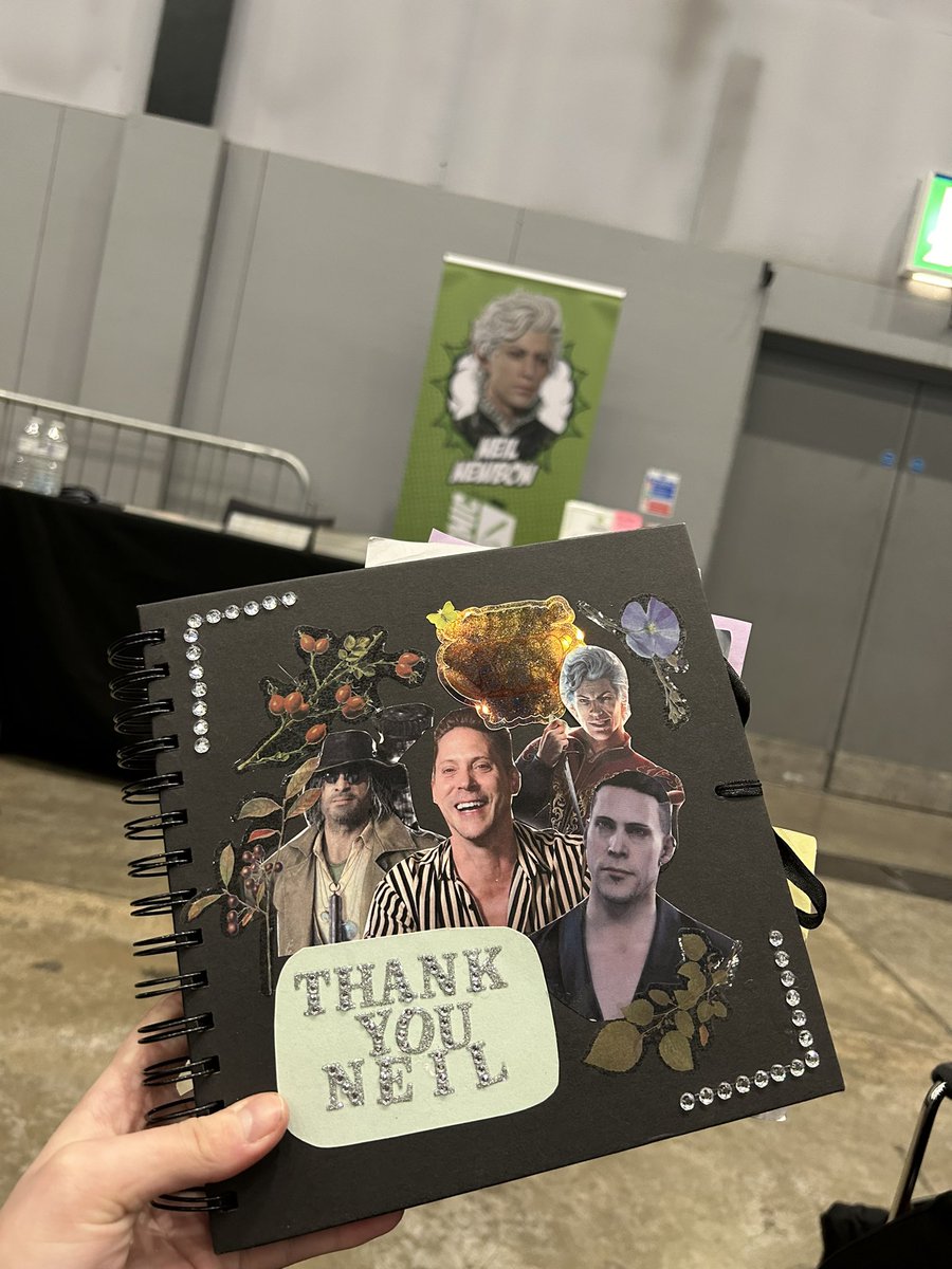 KayTheOutlaw's tweet photo. Guys🥺😭

This is the clearest video I have of Neil receiving his scrapbook. He told me to thank everyone who got involved❤️ https://t.co/EqYHSD9tOT