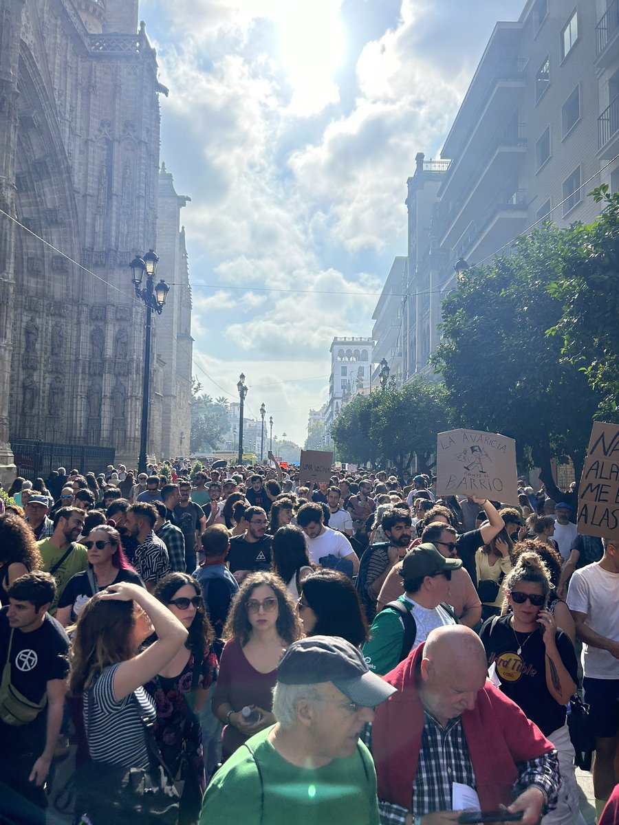 Cuando el pueblo toma las calles vuelve la esperanza. Contra un sistema que nos hace cada vez más individualista, sólo la unión da voz a las ideas invisibilizadas por los medios de propagación del sistema.

La vivienda es un derecho, ni privilegio ni negocio. #SevillaParaVivir