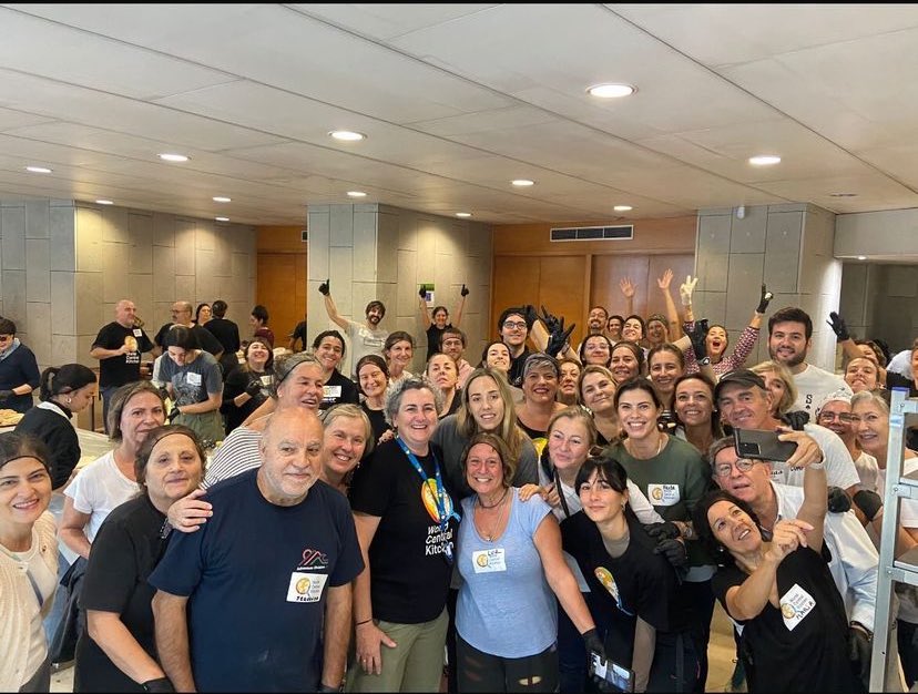 Manu_arias_'s tweet photo. Una semana y media, UNA SEMANA Y MEDIA YENDO A HACER BOCADILLOS AL WORLD CENTRAN KITCHEN, y el día que no voy , a venido la putisima aitana, LA PUTISIMA AITANA  que es mi numero uno todos los años en el spotify, ha venido se ha puesto su redecilla y se ha puesto a hacer bocatas https://t.co/VPu56LqJxJ