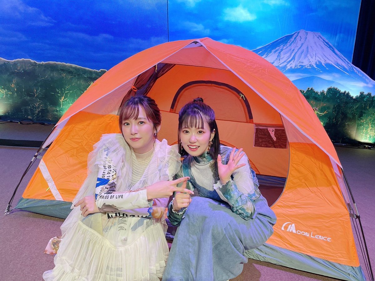naobou_official's tweet photo. 「ゆるキャンパー達の集い 」
昼夜ありがとうございました🗻✨
みんなで笑って驚いて感動した時間でした……！

アニメ続編となる『ゆるキャン△ SEASON４』制作決定！！

本当に、本当に、嬉しい✨✨
ふたりで４ってしてみました！
これからもどうぞよろしくお願いします！（東山奈央）

#ゆるキャン https://t.co/m8os8PLqTF