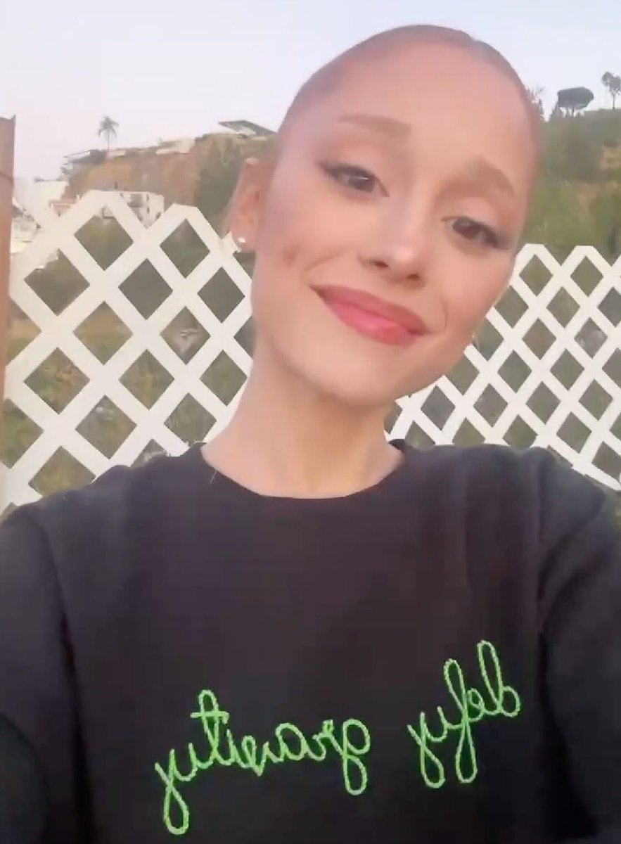 ArianatorFallen's tweet photo. Her smile is the prettiest https://t.co/SpnxZDKMmy