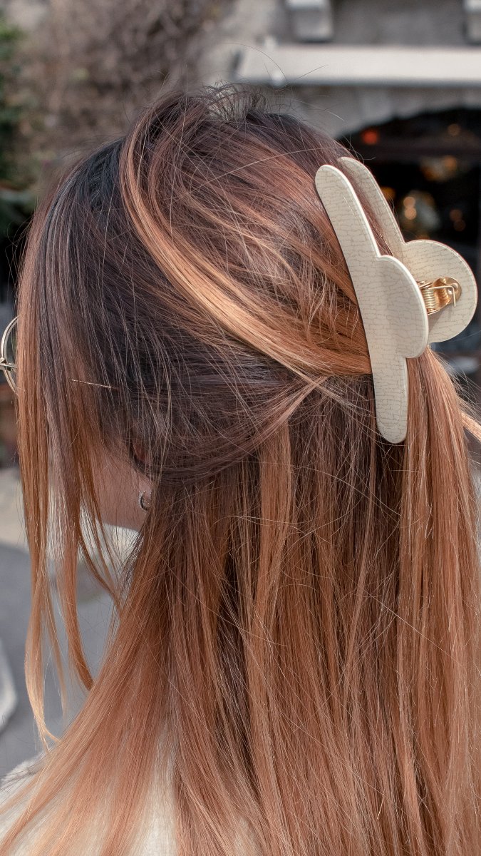 mcdavidian's tweet photo. Blonde hair, chic flair, Jaw Hair Clip GM in your hair! 💁‍♀️✨ #StyleOnPoint https://t.co/B7kJIj2Ovw