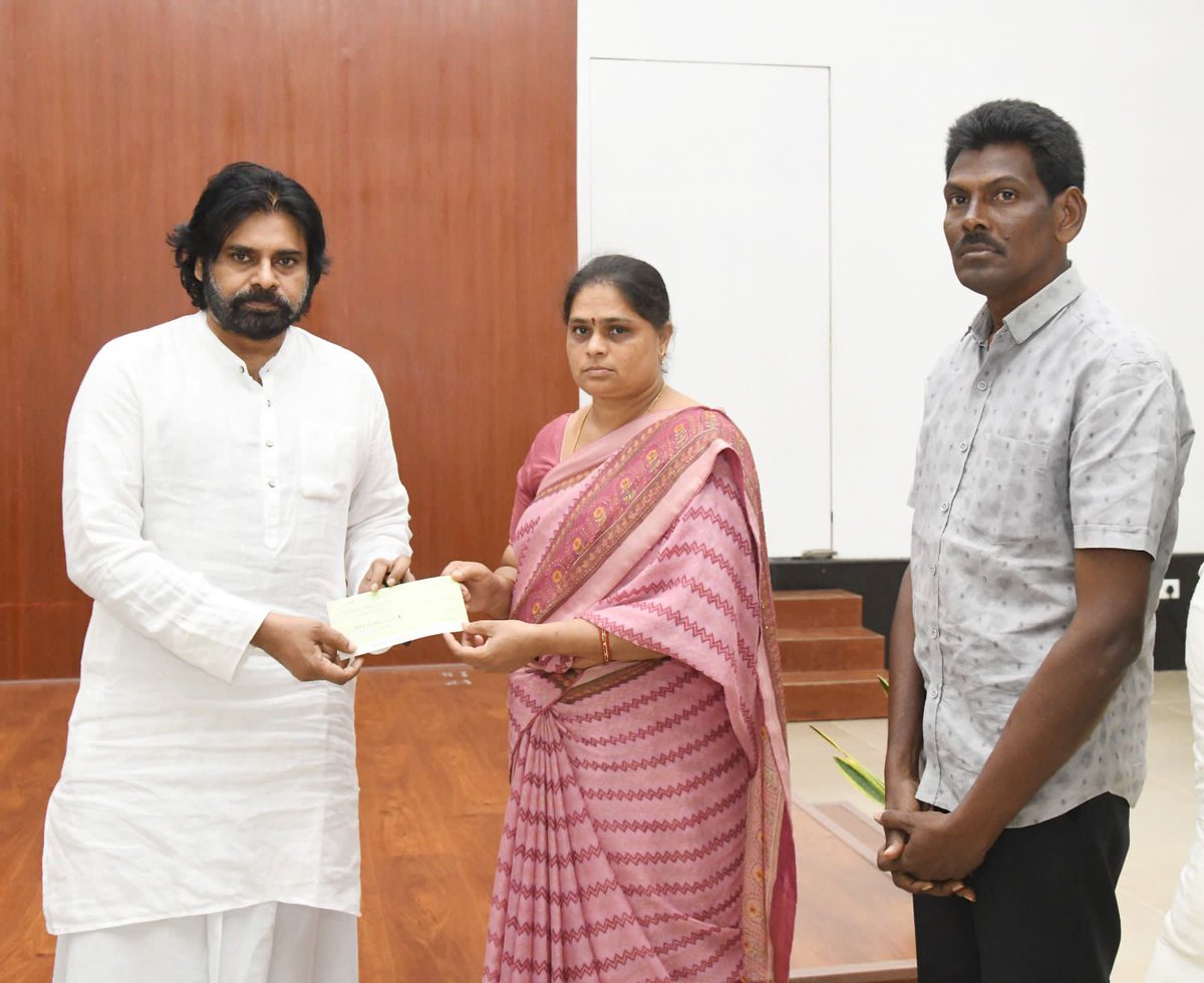 JanaSenaParty's tweet photo. రోడ్డు ప్రమాదాల సమయంలో పోలీసులు బాధ్యతగా వ్యవహరించండి

•కాకినాడ జిల్లా రోడ్డు ప్రమాద ఘటనలో ఇద్దరు విద్యార్థులు చనిపోతే పోలీసుల తీరు బాధితులకు మనస్తాపం కలిగించింది

•ఇంతటి బాధలోనూ రేవంత్ తల్లిదండ్రులు అవయవదానం చేయడం కదిలించింది
ఉప ముఖ్యమంత్రి శ్రీ @PawanKalyan గారు 

•మృతుల కుటుంబాలకు ఉప ముఖ్యమంత్రి శ్రీ పవన్ కళ్యాణ్ గారు పరామర్శ

•పోలీసుల తరఫున ఆ కుటుంబాలకు క్షమాపణ... సొంత ట్రస్ట్ నుంచి రూ. 2 లక్షల చొప్పున ఆర్ధిక సాయం

రోడ్డు ప్రమాదాలు జరిగిన సమయంలో బాధ్యతగా ��్రవర్తించాల్సిన పోలీసులు నిర్లక్ష్యంగా వ్యవహరించడం తగదని రాష్ట్ర ఉప ముఖ్యమంత్రివర్యులు శ్రీ పవన్ కళ్యాణ్ గారు స్పష్టం చేశారు. పోలీసులు బాధ్యతగా పని చేయకపోతే వారు చేసిన తప్పులు కూటమి ప్రభుత్వానికి చెడ్డ పేరు తెస్తాయన్నారు. ఇటీవల కాకినాడ జిల్లా తుని సమీపంలో జరిగిన రోడ్డు ప్రమాదంలో ఇద్దరు విద్యార్థులు మృతి చెందగా, ఈ వ్యవహారంలో పోలీసులు ప్రవర్తించిన తీరు పట్ల అసంతృప్తి వ్యక్తం చేశారు. ప్రమాదం గురించి ఫిర్యాదు చేయడానికి వెళ్లిన బాధితుల తల్లిదండ్రులను పోలీసులు వ్యవహరించిన తీరు ఆ కుటుంబాలకు తీవ్ర మనస్తాపానికి గురి చేసిందని తెలిపారు. శనివారం మంగళగిరిలోని ఉపముఖ్యమంత్రి వారి క్యాంపు కార్యాలయంలో ఇటీవల తుని సమీపంలో జరిగిన రోడ్డు ప్రమాదంలో మృతి చెందిన భీమవరం ప్రాంతానికి చెందిన పోలిశెట్టి రేవంత్ శ్రీమురహరి, విజయవాడకు చెందిన నాదెండ్ల నిరంజన్ ల కుటుంబ ���భ్యులను శ్రీ పవన్ కళ్యాణ్ గారు పరామర్శించారు. ప్రమాద వివరాలు తెలుసుకుని చలించిపోయారు. మృతుల కుటుంబాలకు తన ట్రస్ట్ ‘పవన్ కళ్యాణ్ లెర్నింగ్ సెంటర్ ఫర్ హ్యూమన్ ఎక్సలెన్స్’ నుంచి రూ. 2 లక్షల చొప్పున ఆర్ధిక సాయం అందించారు. 
ఈ సందర్భంగా శ్రీ పవన్ కళ్యాణ్ గారు మాట్లాడుతూ...  “ప్రమాదంలో ఇద్దరు యువకులు దుర్మరణం చెందిన విషయం బాధించింది. ప్రమాదంపై ఫిర్యాదు చేసేందుకు వారి తల్లిదండ్రులు సమీపంలోని పోలీస్ స్టేషన్ కి వెళ్లగా అక్కడ అధికారులు ప్రవర్తించిన తీరు సరిగా లేదని తెలిసింది. కనీసం సమాధానం చెప్పకపోగా పోలీసులు మాట్లాడిన తీరు బాగాలేదు. రోడ్డు ప్రమాదంలో బిడ్డలను కోల్పోయిన తల్లిదండ్రుల బాధ తీవ్రమైనది. అంతటి ��ష్టాన్ని దిగమింగుకున్నారు. ఇద్దరు విద్యార్థుల్లో శ్రీ రేవంత్ బ్రెయిన్ డెడ్ అయితే... ఆయన తల్లిదండ్రులు అవయవదానం చేయడం నన్ను కదిలించింది. అయితే పోలీసులు ప్రమాదానికి కారణం అయిన డ్రైవర్ పై ఎలాంటి కేసులు పెట్టలేదని తెలిసింది. కారులో ప్రయాణిస్తున్న వైద్యుడు కూడా బాధ్యతగా వ్యవహరించకపోవడం దారుణం. 
•కేసుల భయాలు కంటే రోడ్డు ప్రమాద సమయాల్లో తక్షణ సాయం అవసరం 
రోడ్డు ప్రమాదాలు జరిగినప్��ుడు గాయపడిన వారిని తక్షణం ఆసుపత్రికి తీసుకువెళ్లాల్సిన బాధ్యత ఘటనా స్థలిలో ఉన్నవారిపై ఉంటుంది. కేసుల భయాల నుంచి బయటకు రావాలి. పోలీసులు ఉన్నతాధికారులు ఈ అంశం మీద అవగాహనా కార్యక్రమాలు చేపట్టాలి. క్షతగా��్రులకు తక్షణం వైద్యం అందితే ప్రాణాలు దక్కే అవకాశం ఉంటుంది. కాకినాడ జిల్లాలో రోడ్డు ప్రమాద ఘటనలో పోలీసులు ప్రవర్తించిన తీరు పట్ల నేను క్షమాపణలు చెబుతున్నాను” అన్నారు.

Video Link: https://t.co/1J7QMFpdoj