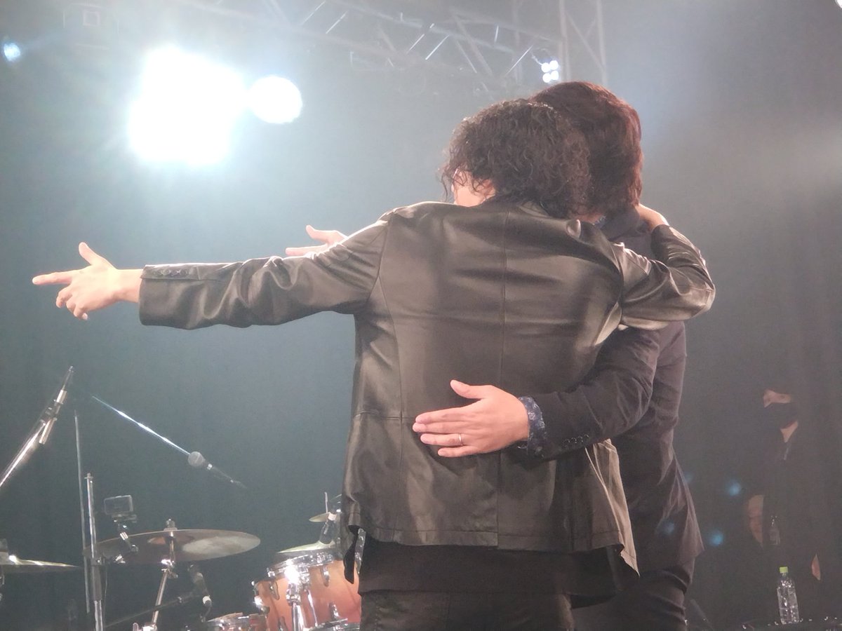 lovejitumoru's tweet photo. GLASS TOPファイナルワンマンライブ終わってしまいました
僕は想いのあるバンドが好きで、ライブて直接身体で受け止めるのが大好きなんです。
GLASS TOPは想いの強いバンドで受け止めなくても入ってくるバンドさん。今日改めて思いました。
格好良かった素晴らしかった泣けました。 https://t.co/DbNYz2TL3w