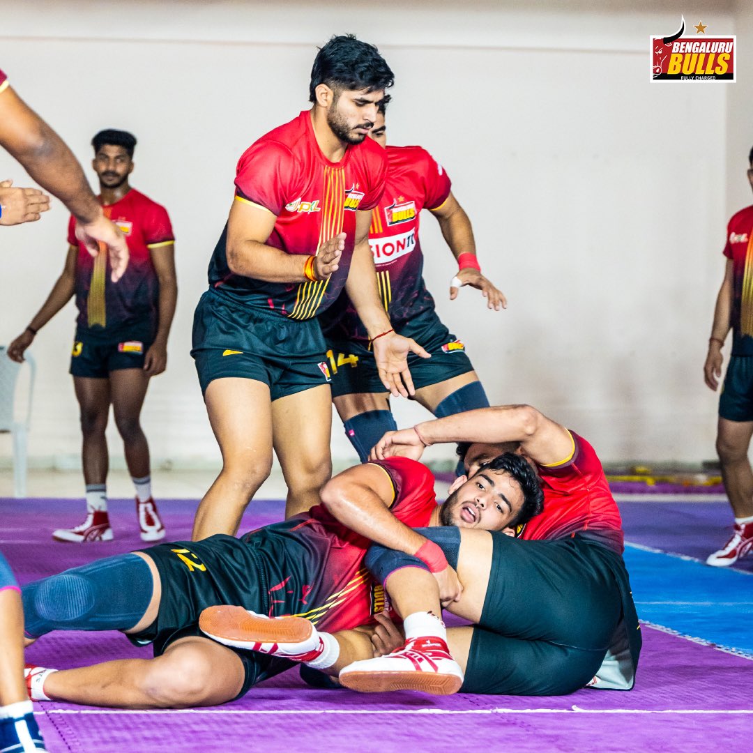 BengaluruBulls's tweet photo. Get. Set. #FullyCharge!💥☝️
#BengaluruBulls #FullChargeMaadi #GooliKano https://t.co/K5FjoMQ0Gd