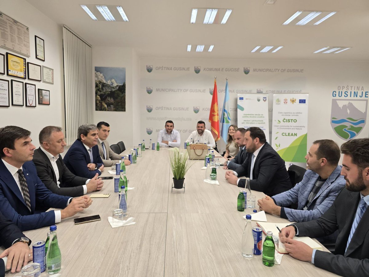 Bosnjacka's tweet photo. ✅️Delegacija Vlade Crne Gore na čelu sa Ervinom Ibrahimovićem posjetila Opštinu Gusinje
📎https://t.co/uy5lBduxjf https://t.co/dB7mWHn6pT