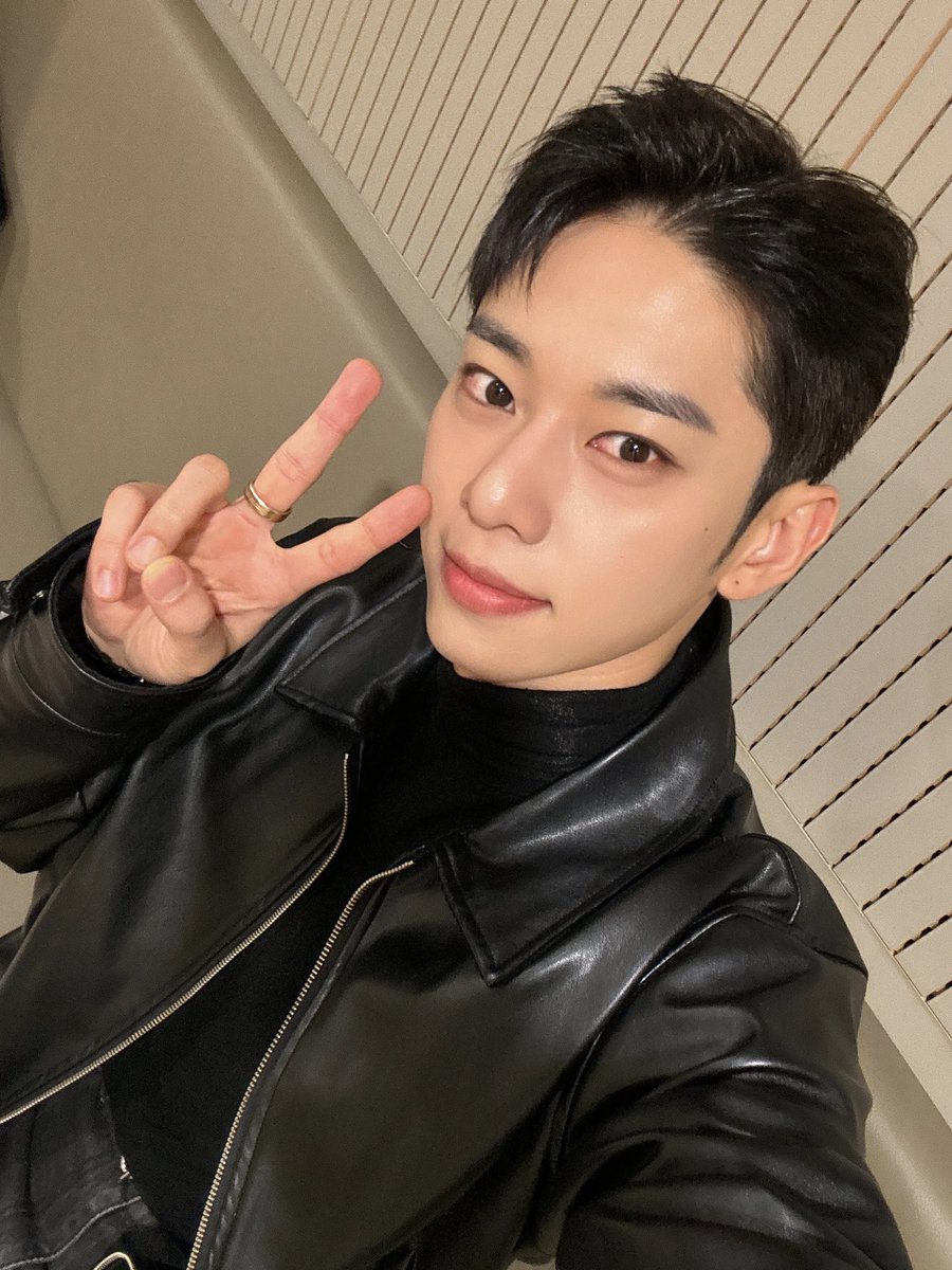 0522zone's tweet photo. 241109 

[🐿️]  everyone you worked hard today!!🙃💙☘️ https://t.co/bhZ5mSOjp2