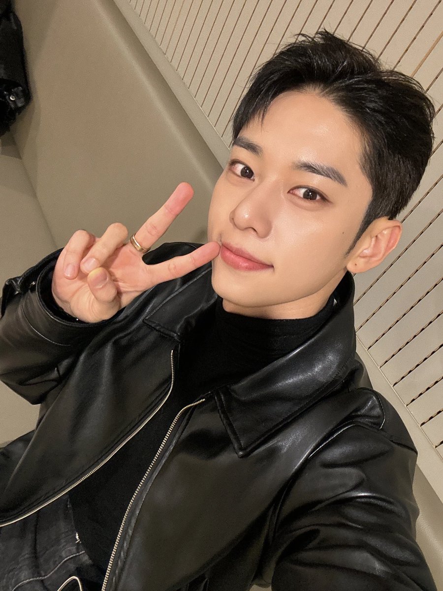 0522zone's tweet photo. 241109 

[🐿️]  everyone you worked hard today!!🙃💙☘️ https://t.co/bhZ5mSOjp2