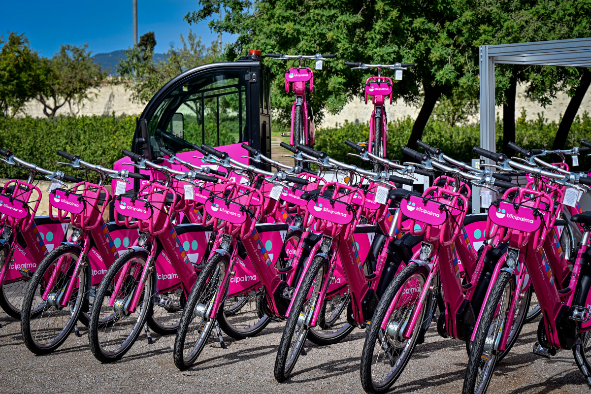 bicipalma's tweet photo. 🚴‍♀️💥 BiciPalma es revoluciona!

⬆️ Pujam de nivell amb 150 noves bicicletes elèctriques⚡ i 16 estacions més! 📍

Ens expandim a nous barris com Son Armadans, Coll d’en Rabassa, Son Cladera, Sa Indioteria, Sa Teulera i més! 🌆

🔄 Més bicicletes, més barris, més moviment! 🌍 https://t.co/7lTzk5Kcqa