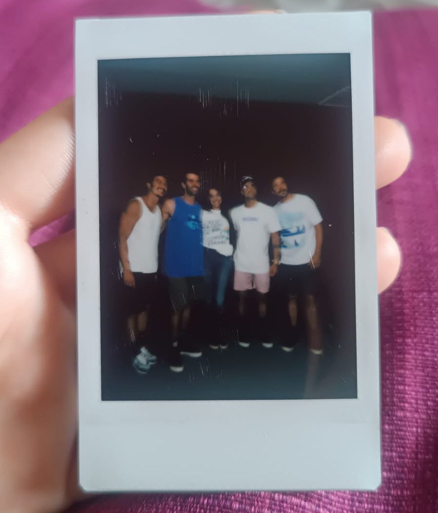cillesilva's tweet photo. ATENÇÃO GALERA DE POA QUE TAVA NO FORFUN ONTEM! Minha prima encontrou essa Polaroid no chão assim que chegamos e a gente quer devolver porque imagina que a dona quer muito essa foto de volta! RT pra ajudar a achar a menina 🤍 https://t.co/xsxRVxrJkQ